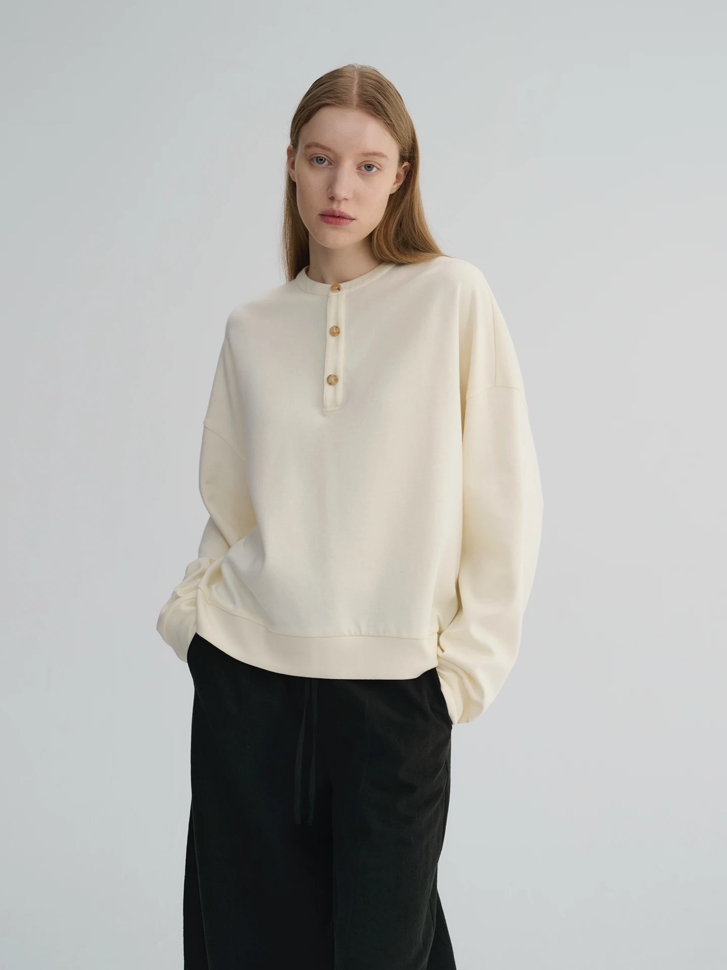 

Свитшот Maison Cecile из шерсти и хлопка с длинными рукавами, воротником-хенли, свободным кроем и открытыми плечами, универсальный, практичный, повседневный, для женщин