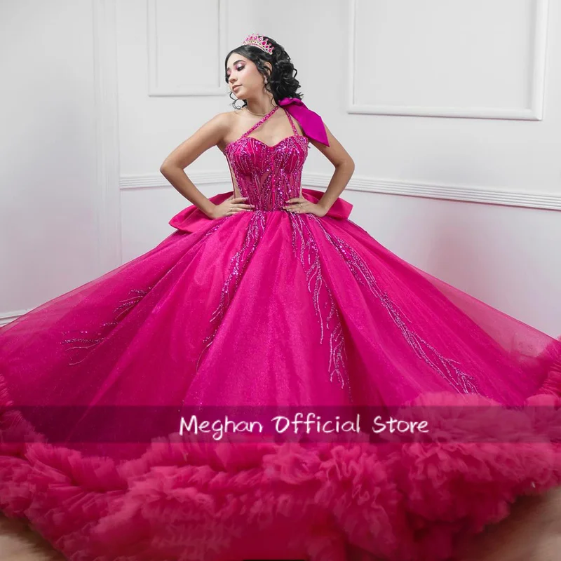 Wykwintne sukienki Quinceañera z koralikami dla dziewcząt, z jednym ramieniem, kokardą, gorsetem, iluzją, plisami, Vestidos De 15 Plus, z możliwością personalizacji.