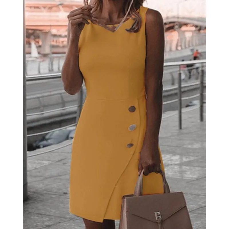 Weißes, elegantes Damen-Kurzträgerkleid mit Rundhalsausschnitt und sexy, schmaler Passform, hüftumarmender Rock, reines Bandknopf-Minikleid. Neu