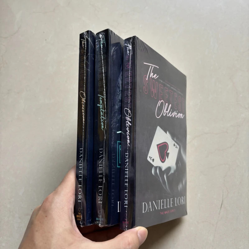 3 كتب مصنوعة من تأليف دانييل لوري The Sweetest Oblivion، The Darkest Temptation and The Madest Obsession Paperback Book