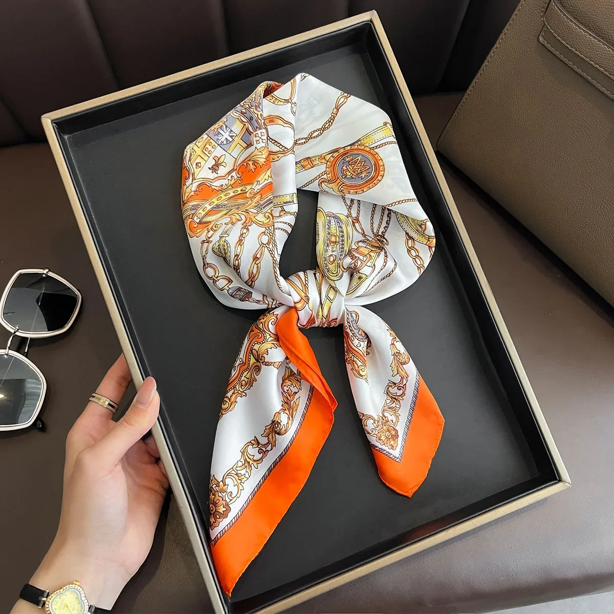 Quadratischer Schal aus Satin mit Vintage-Kettendruck, weiches, leichtes Damenmode-Accessoire für Haare, Halstuch, eleganter Haarschal – Detail 5
