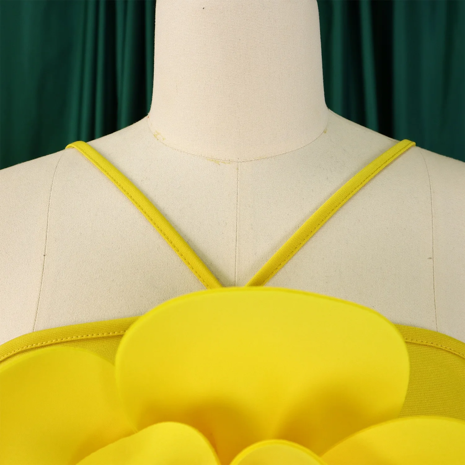 จีบเซ็กซี่Jumpsuits & Rompersสําหรับผู้หญิงHalterแขนกุดดอกไม้ตกแต่งเอวสูงกางเกงขากว้างแฟชั่นOveralls Hot