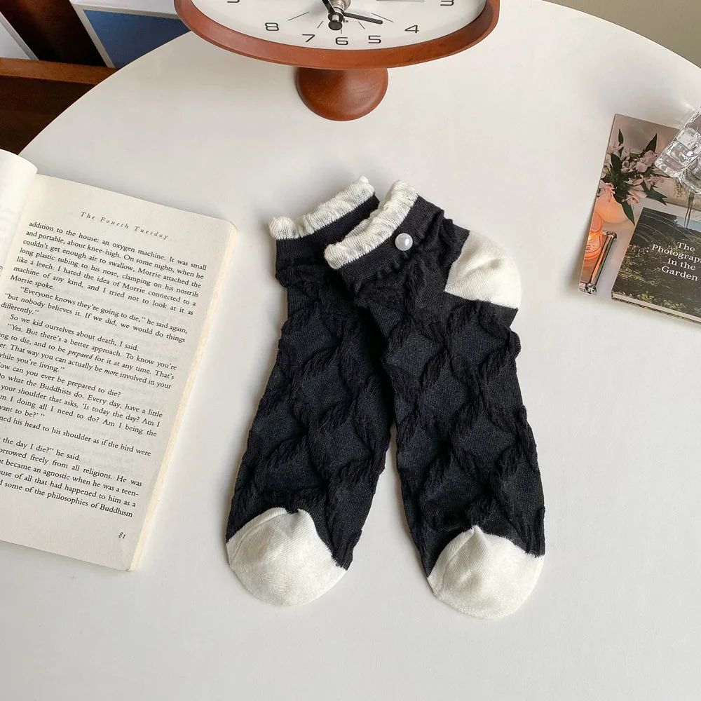 

1 пара черно-белых кружевных носков с жемчужными деталями — универсальные повседневные носки в мягком стиле в корейском стиле