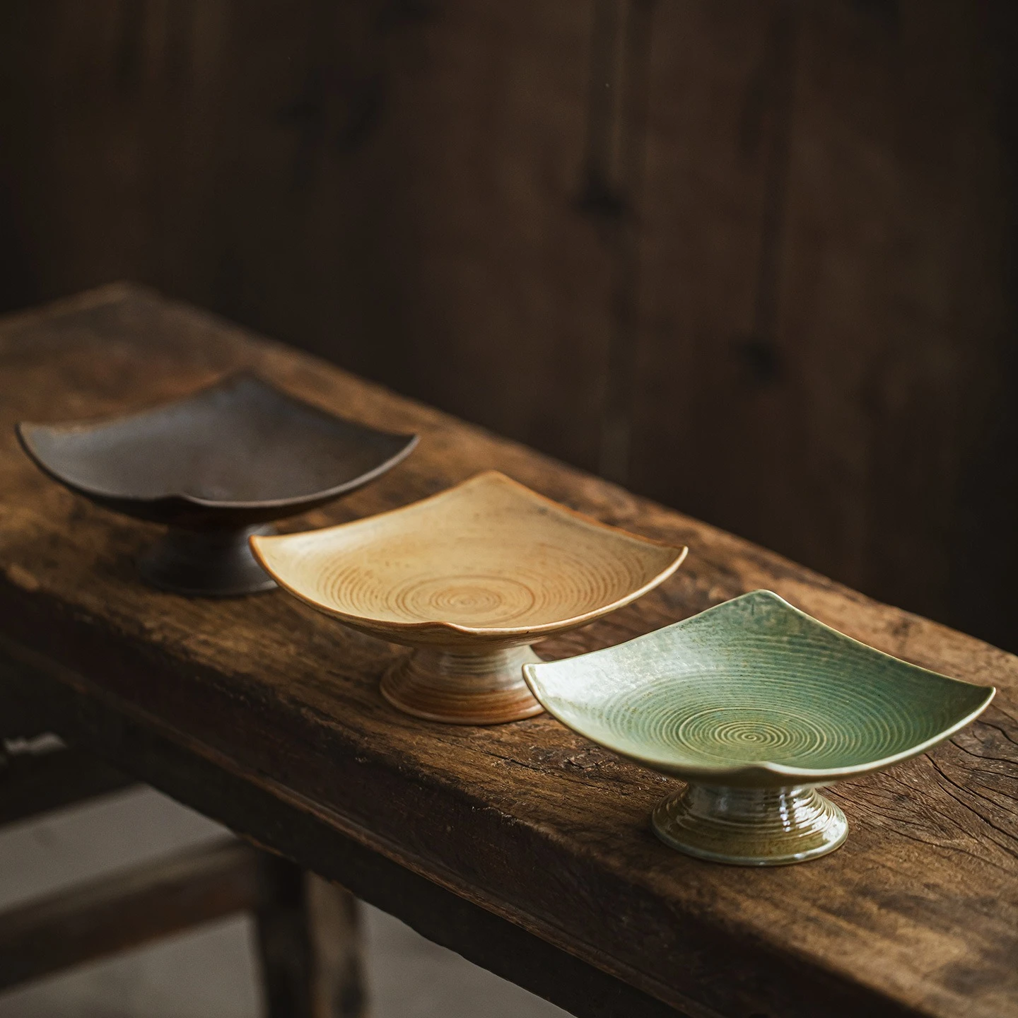 Vintage High Foot Fruit Plate Exquisite Ceramic Fruit Plate Dessert Plates Dried Tray Household Tableware Elegant Serving Plates