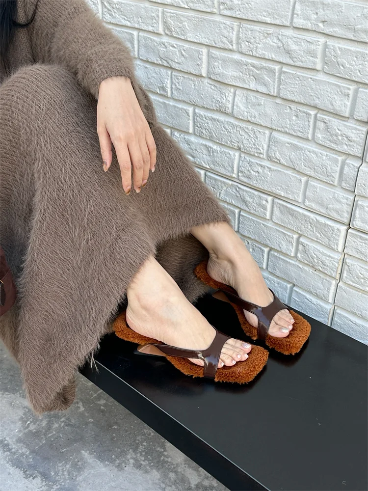 On A Wedge Fur Shoes Ladies' Slippers Med Luxury Slides Square Toe Slipers Women Rubber Flip Flops Plush Designer 2024 Hawaiian