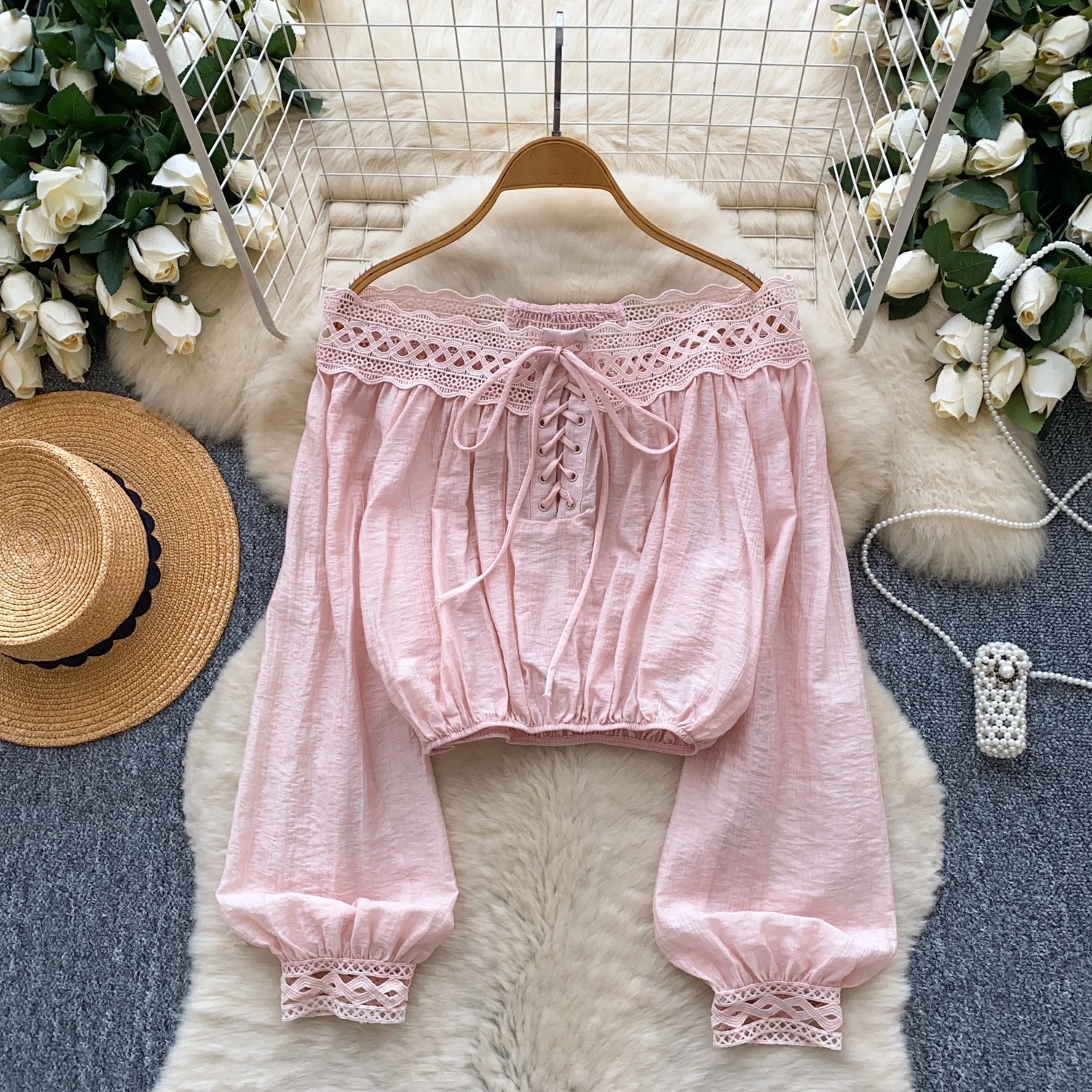 

Clothland женская милая блузка с открытыми плечами кружевной укороченный топ с длинными рукавами женская сексуальная шикарная рубашка Blusa LB373