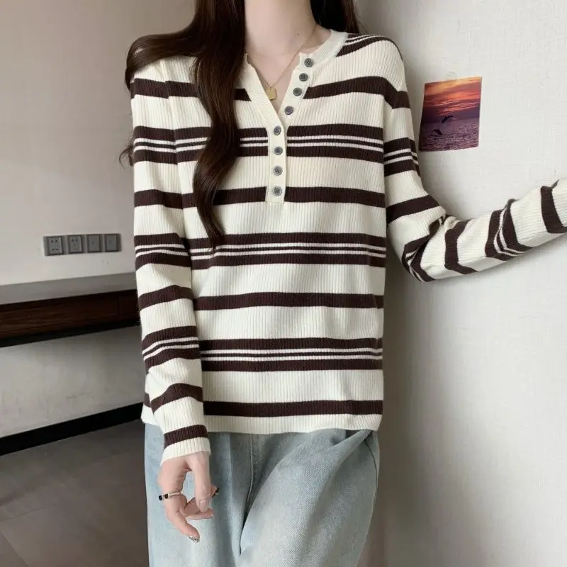 Pakaian Wanita kaus garis-garis longgar, baju pullover rajutan dasar lengan panjang, warna kontras musim gugur, kancing V-Neck kasual, kaus longgar bergaris