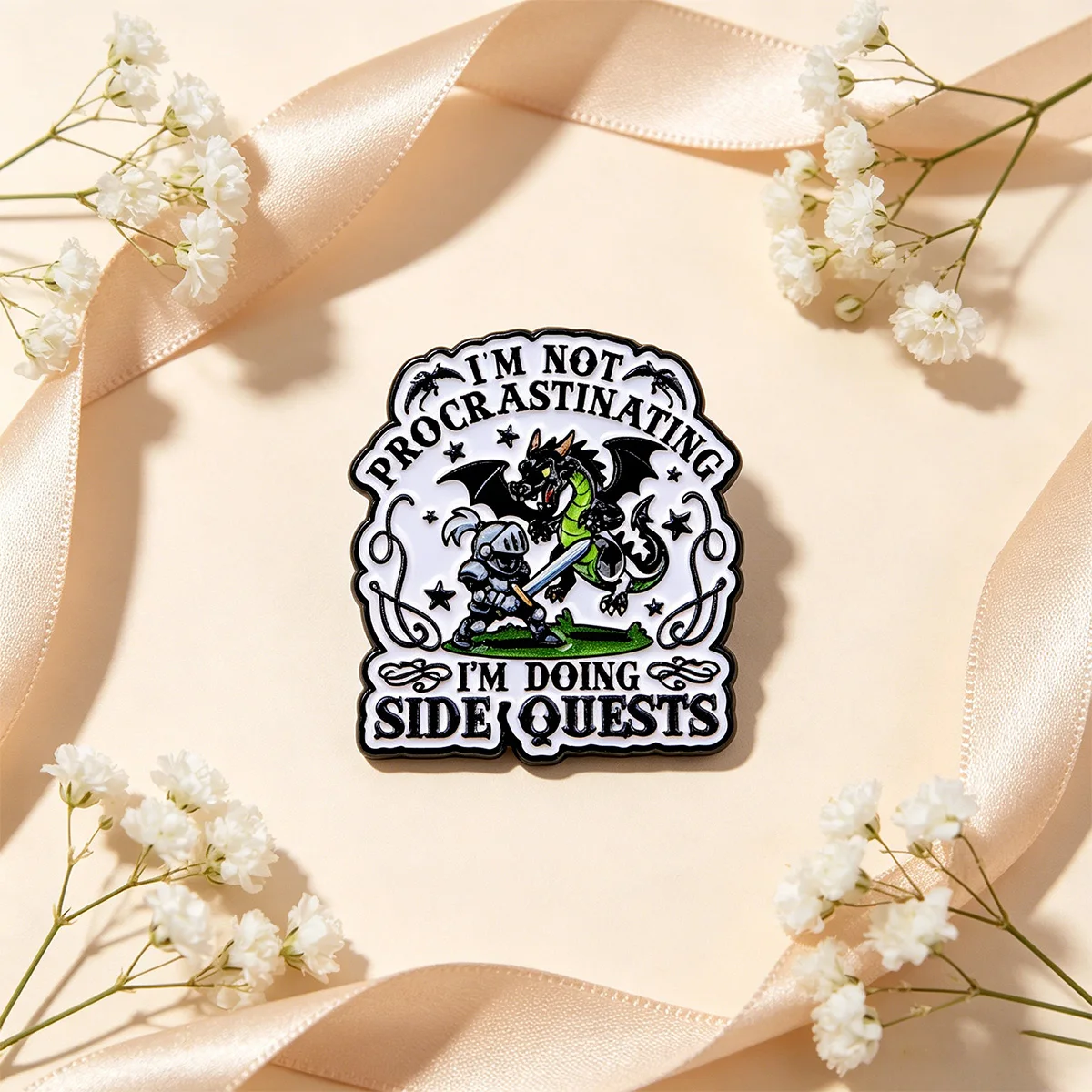 9 Stück Lustige Spiel-Zitat Emaille-Pins, Ritter vs. Drache Anstecknadel, Abzeichen "Ich zögere nicht, ich mache Nebenaufgaben", Geschenk-Pin – Detail 4