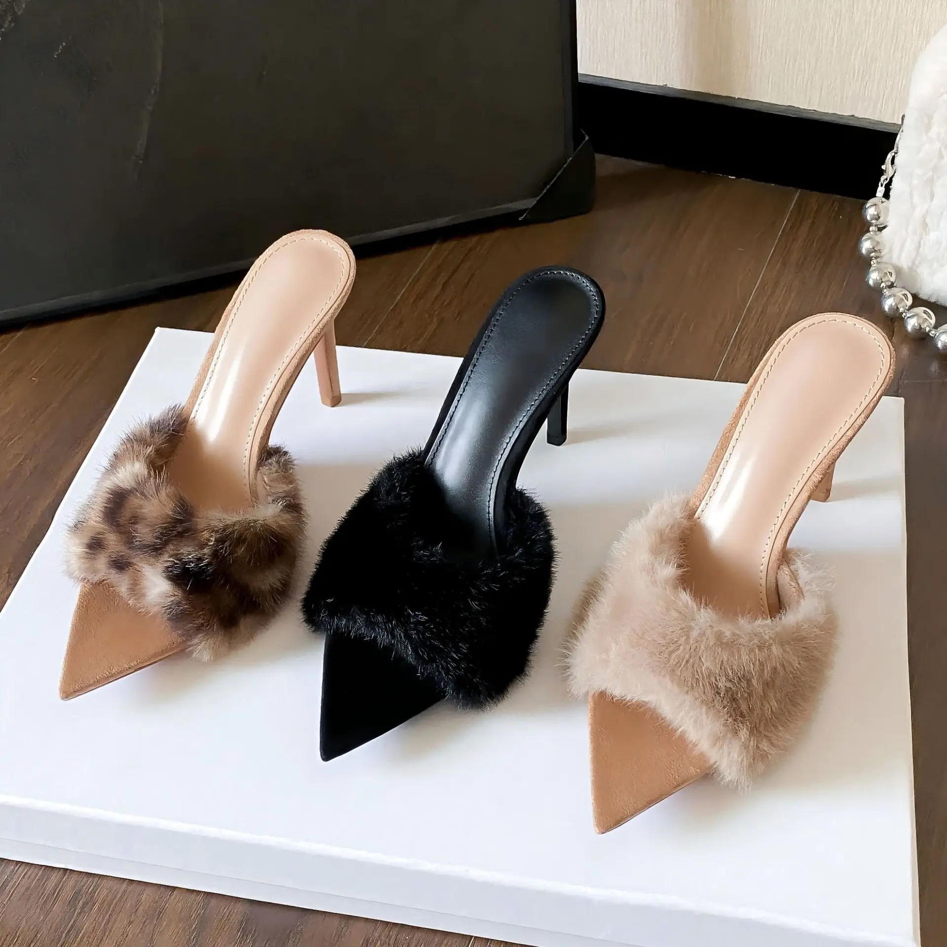 플러피 레오파드 섹시 포인티드 토 하이힐 슬리퍼 여성 패션 아웃도어 슬라이드 가을 겨울 슬리퍼 드레스 여성 신발