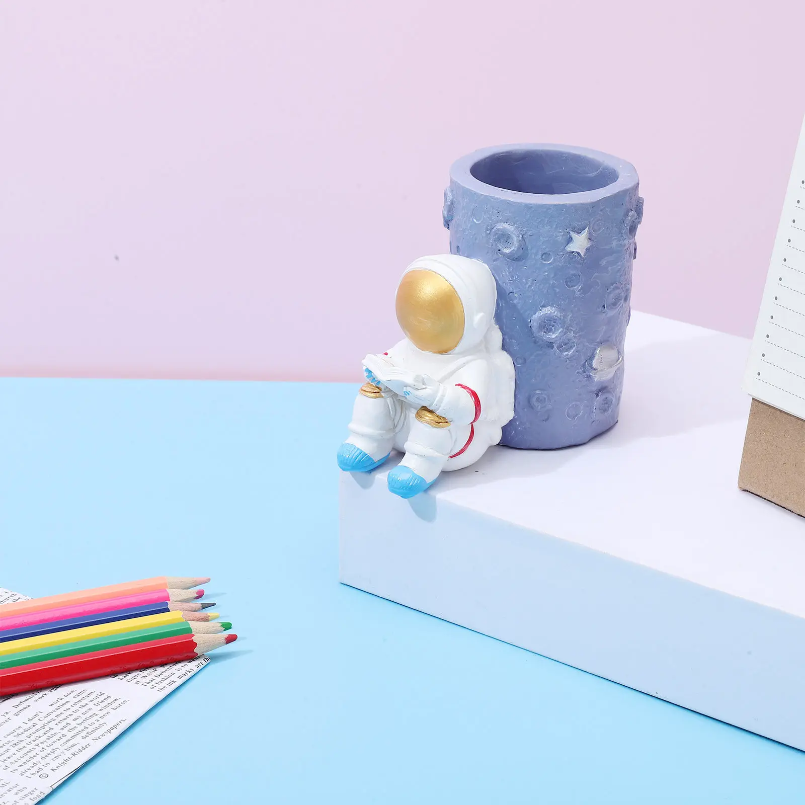 

Подставка для ручек в форме космонавта, настольный органайзер из смолы для ручек, карандашей, кистей для макияжа, декор в космической тематике для дома, офиса, школы