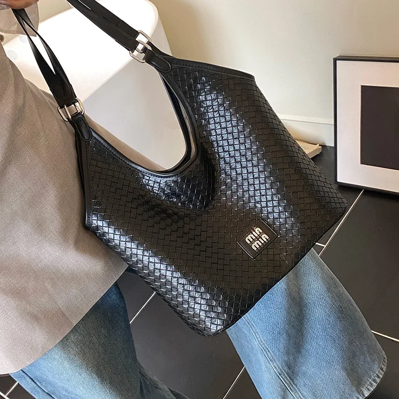 

Мягкая зернистая сумка подмышки 2025 года, женская модная сумка через плечо для пригородных поездок, через плечо «день-ночь», повседневная сумка-слинг, минималистский стиль