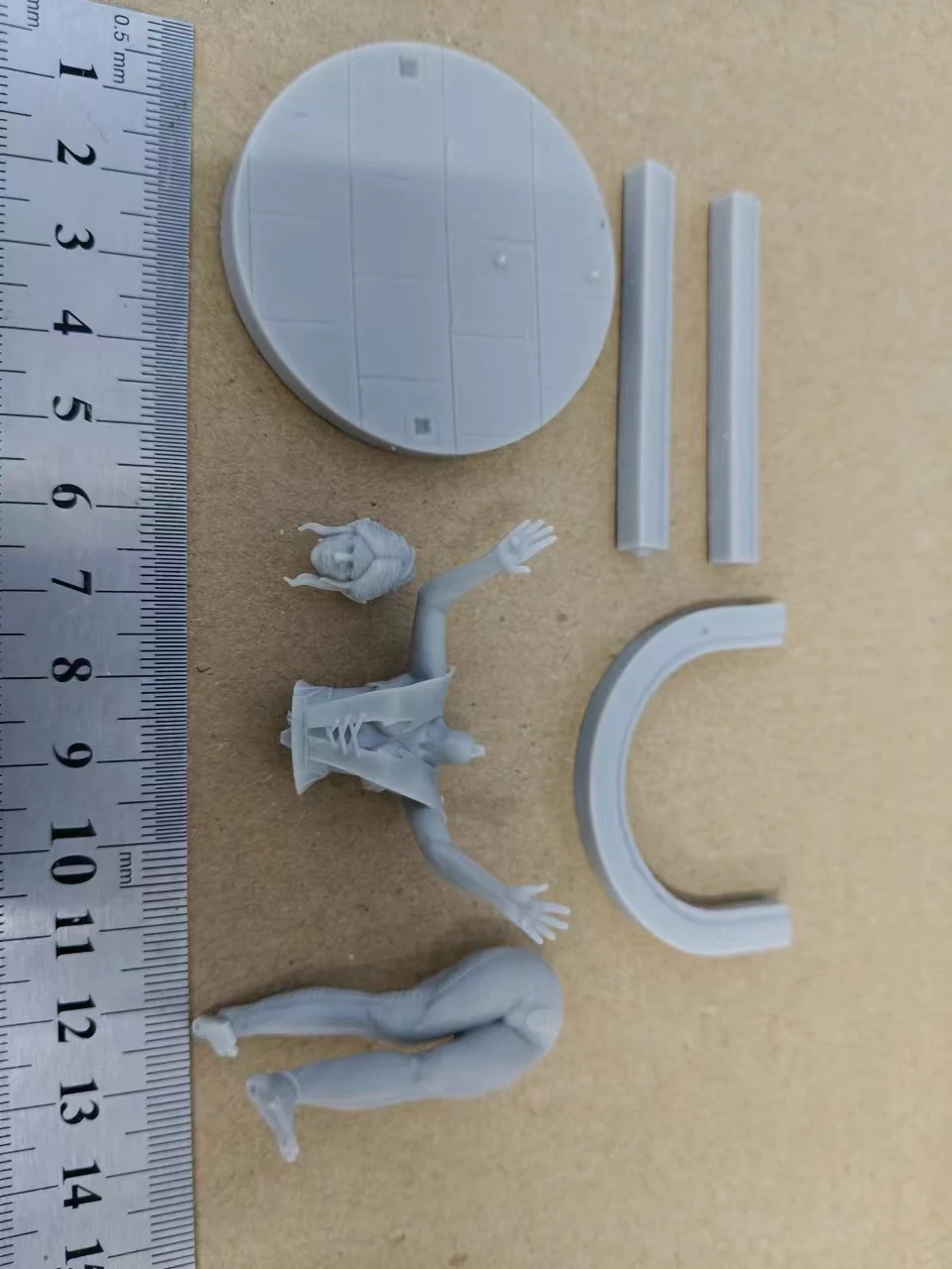 Figura de resina a escala 1/24, la chica sosteniendo la puerta Nsfw DIY, dos versiones, Kit de modelo de ensamblaje sin montar y sin pintar