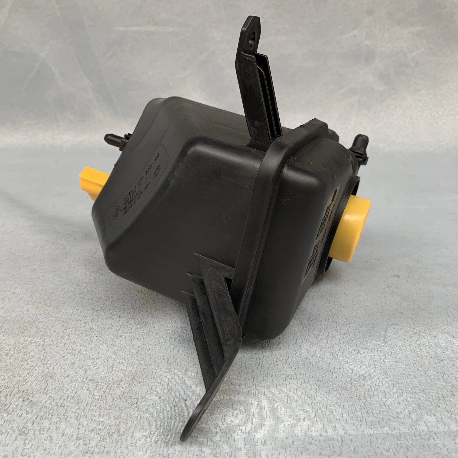 FOR 17137521189 BMW E60 E63 Engine Radiator Coolant Overflow Expansion Tank