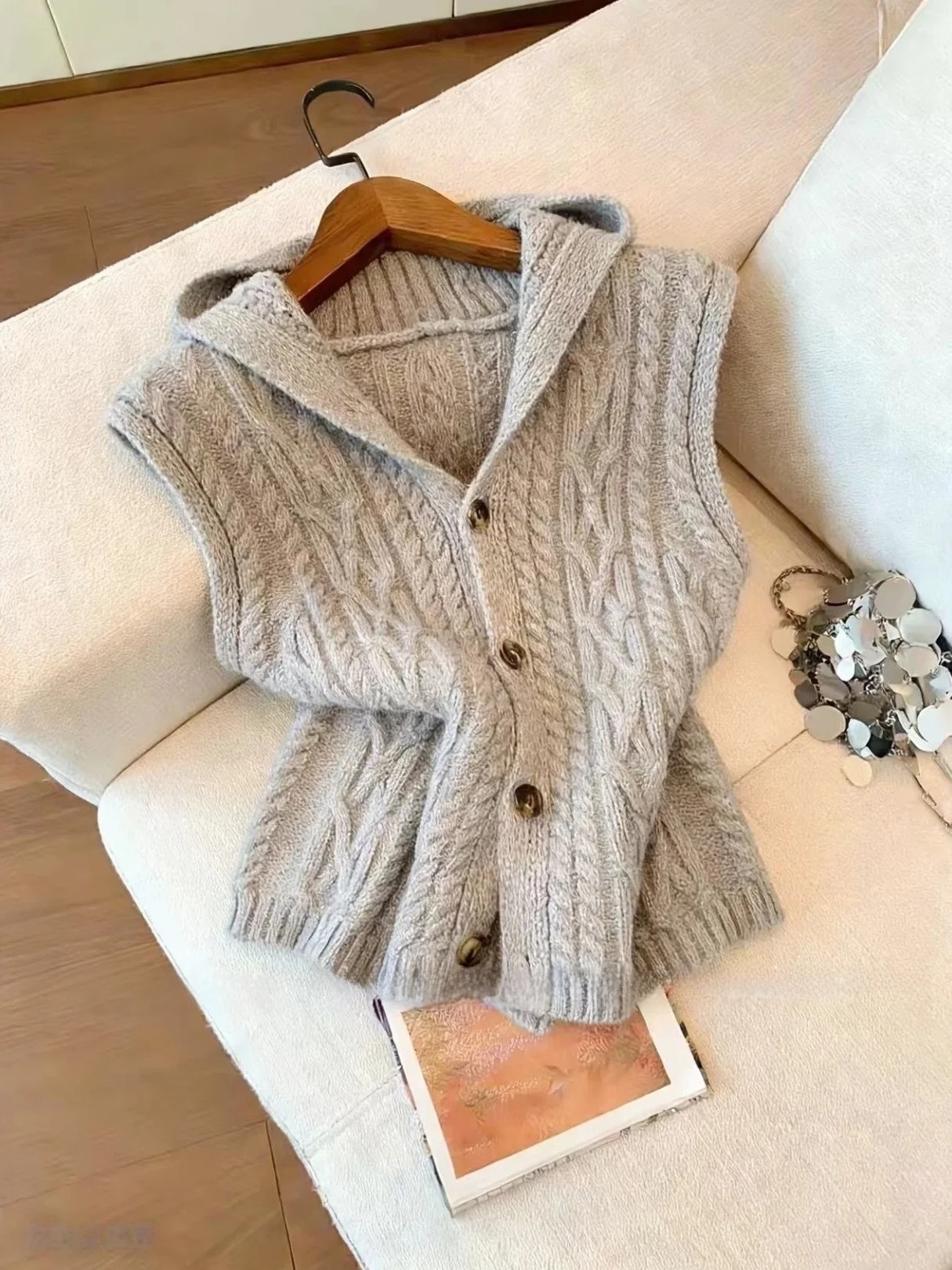 

Весна 2026: Ретро-жилет в гонконгском стиле, свободный вязаный жилет-топ для женщин, универсальный, стройнящий, для повседневной носки, стандартной длины, из шелка