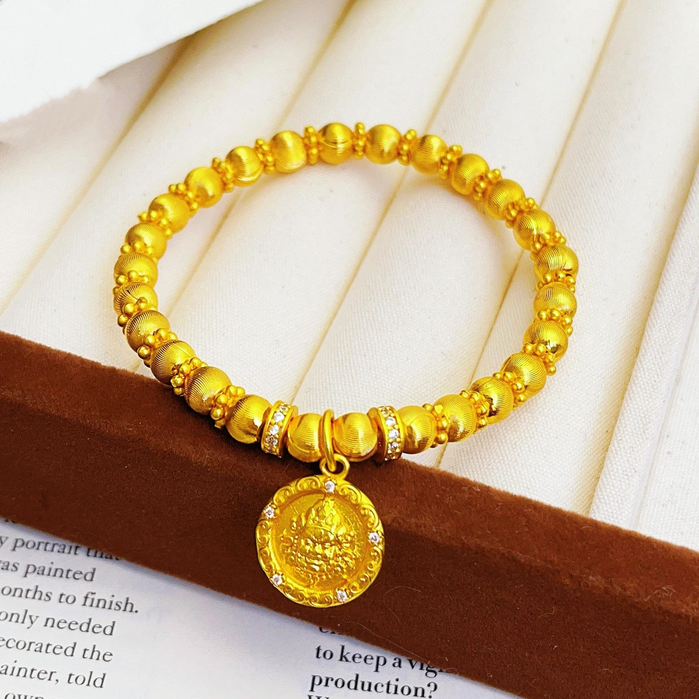 

Bright & Dazzling Diamond-set Sparkling Cat Eye Bead Bracelet For Women 24K Gold AU999 | Flowing cat eye light