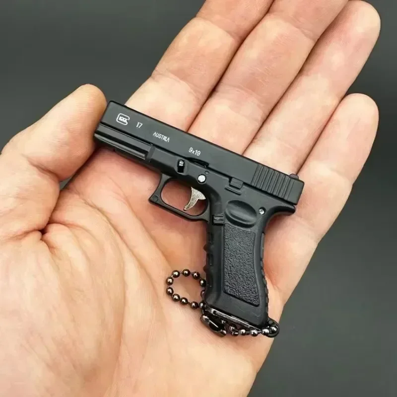 1:3 G17 Schlüsselanhänger Metall Mini Taktischer Schlüsselanhänger Winziger Anhänger Pistolenspielzeug mit Etui für dekoratives Weihnachtsgeschenk für Männer Army Fan