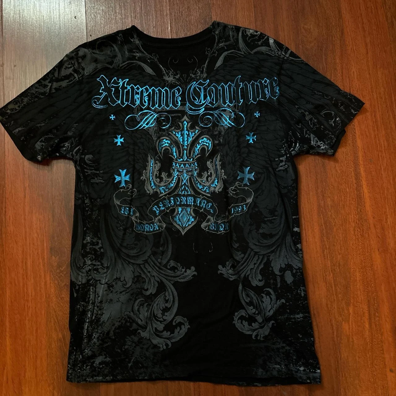 

Черная рубашка Xtreme Couture с синими акцентами