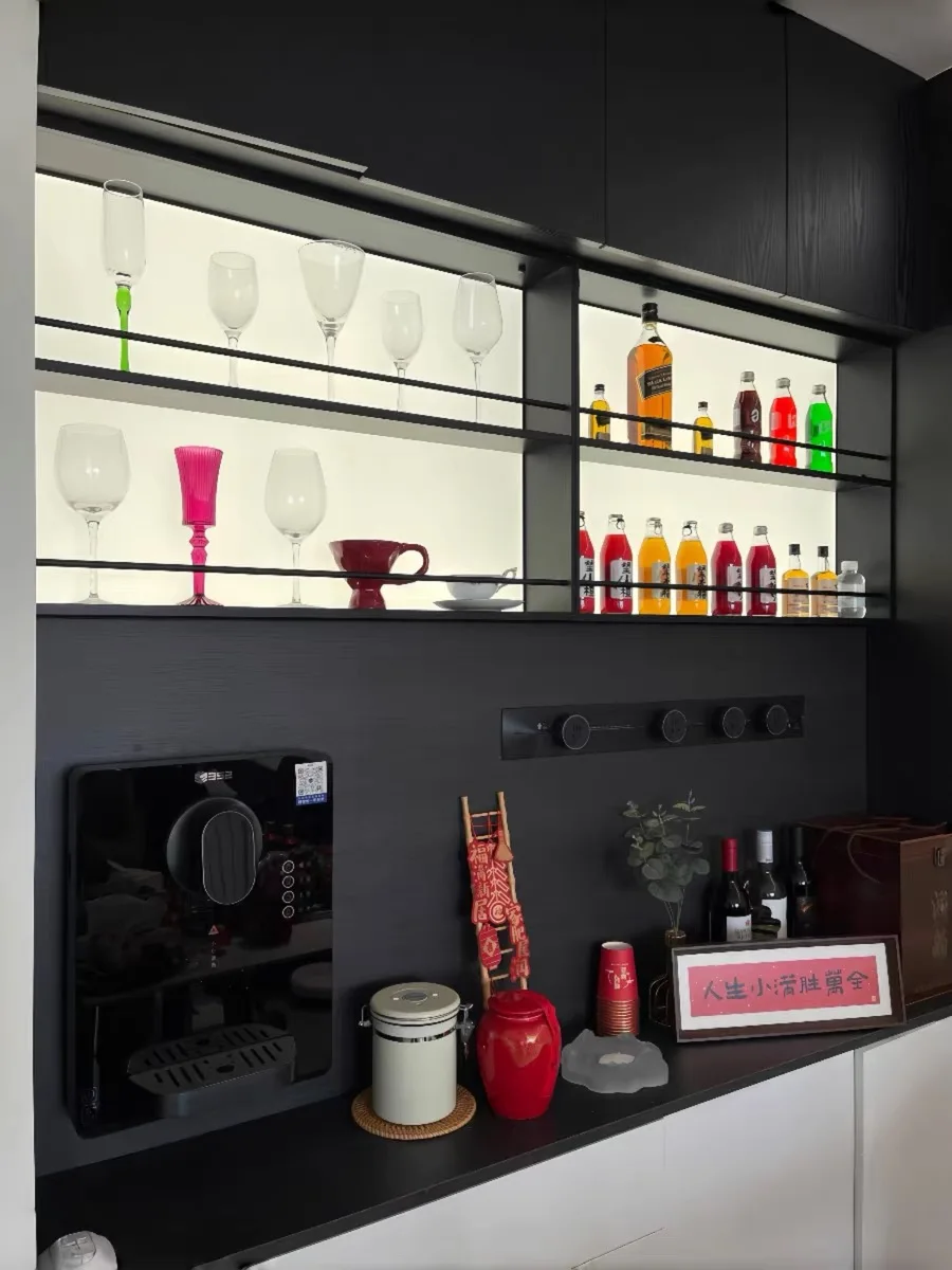 Armário de armazenamento de rack de vinho LED Rack de tempero de cozinha multifuncional e armário lateral para exibição de vinho