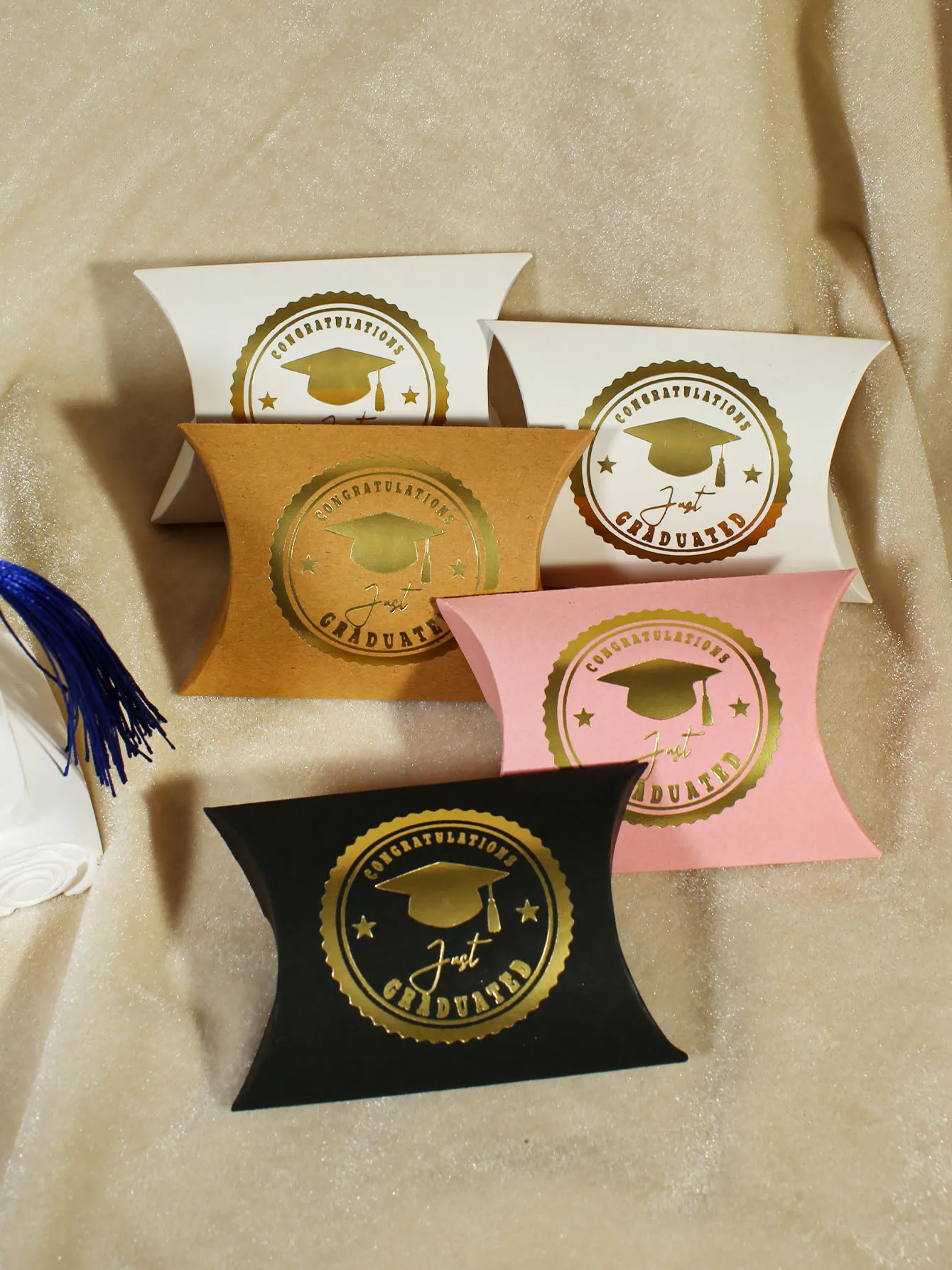 Pralinenschachtel für die Abschlusssaison, mehrfarbige Kissenschachtel, Doktormütze, exquisite Geschenkbox mit Golddekoration „Happy Graduation“