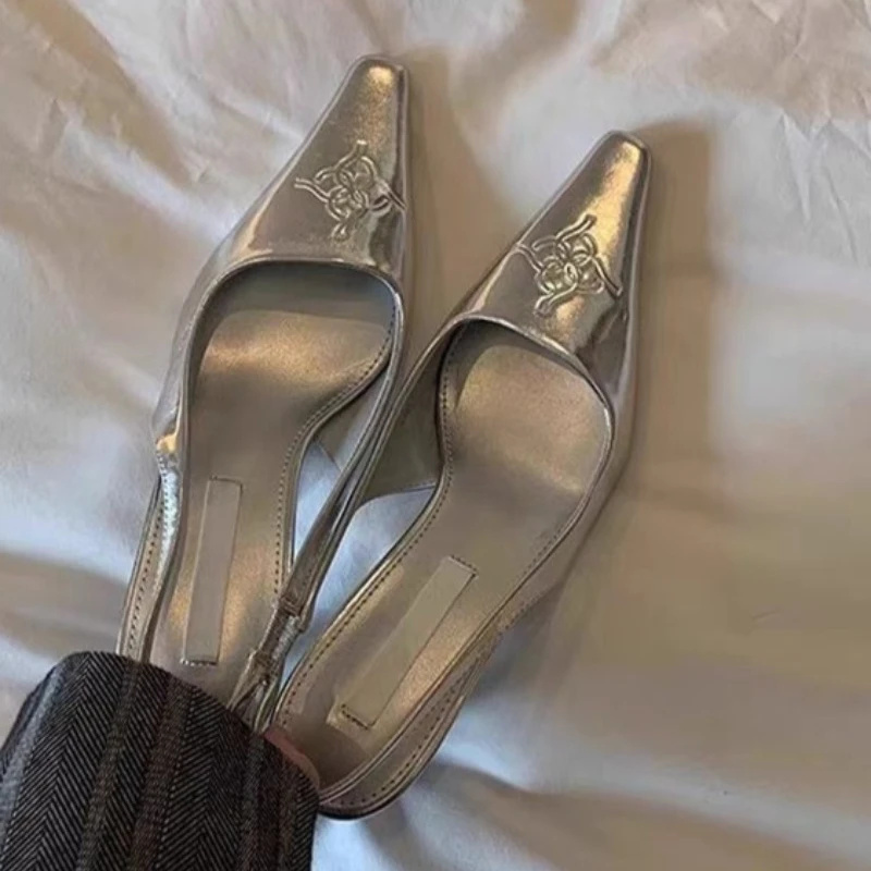 صنادل باوتو عصرية بمقدمة مدببة وفم ضحل وحزام واحد ونعل ناعم ومقاوم للانزلاق أحذية بكعب متوسط