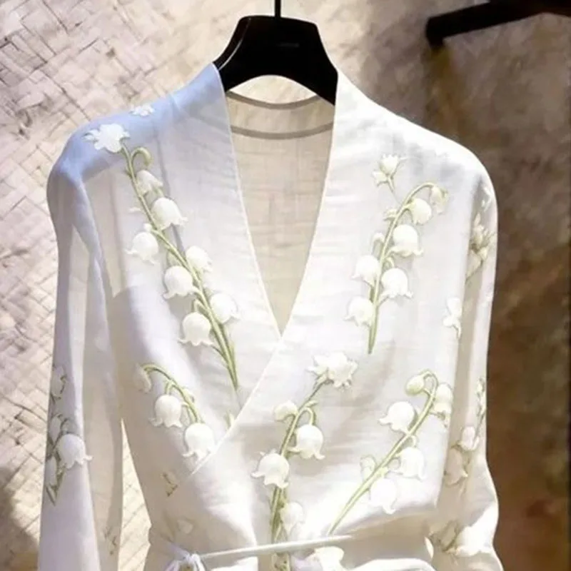 Good-looking Women's Shirt Tops Woman Shirts Blouse 2026 Summer New V Collar French Design Temperament Printed Shirt view 3