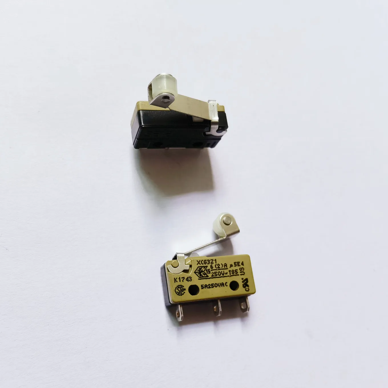 Original new 100% XCG3-S1Z1 micro switch 3pin with roller swing rod travel limit 5A