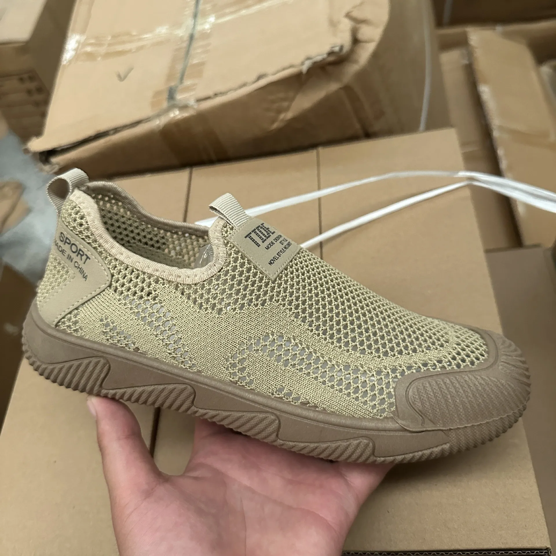 Summer new breathable fly-woven mesh men's shoes casual versatile comfortable and lightweight
