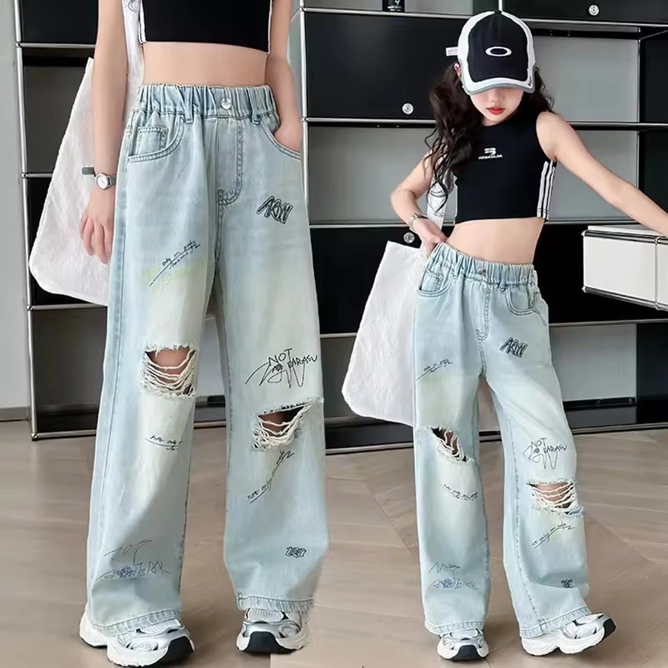 

Летние рваные джинсы для девочек — широкие джинсовые брюки с буквенным принтом. Детская уличная одежда. Повседневная одежда с дырками. Модный сломанный стиль.