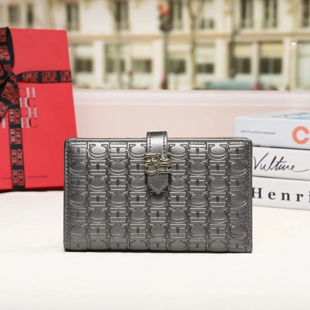 

Новый женский кошелек CH в европейском и американском стиле: вместительный, с застежкой-кнопкой, откидной крышкой, для монет и карт, из полиэфирного волокна