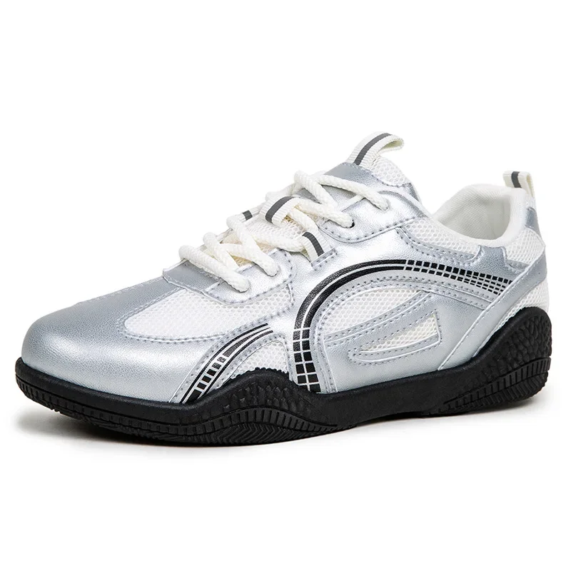 أحذية كاجوال شعبية منخفضة القطع للنساء، أحذية رياضية عصرية مضادة للانزلاق للطلاب، أحذية تدريب شبكية متعددة الاستخدامات