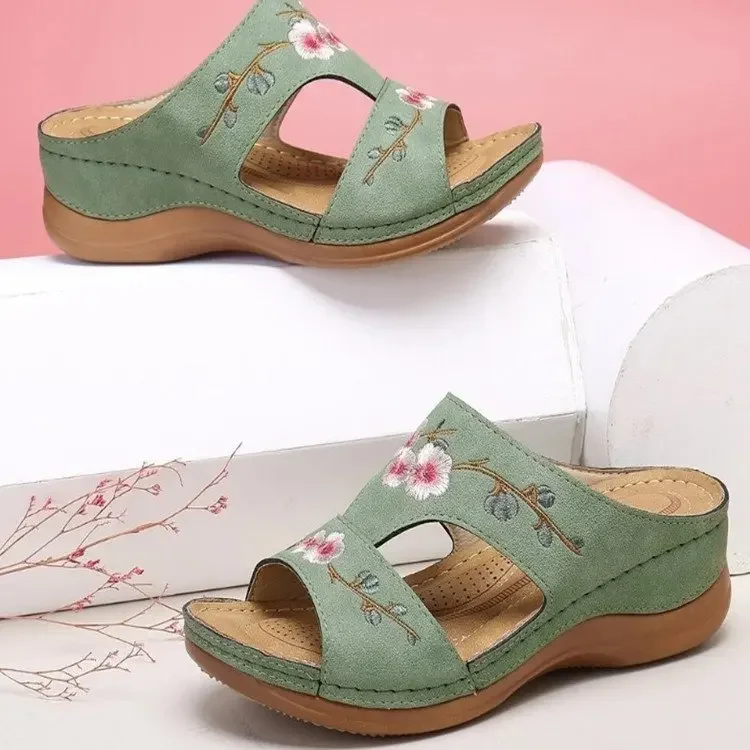 Pantofole casual da donna Sandali con zeppa con fiori cavi alla moda Piattaforma ricamata per esterni Scarpe da spiaggia comode Chinelo Nuvem