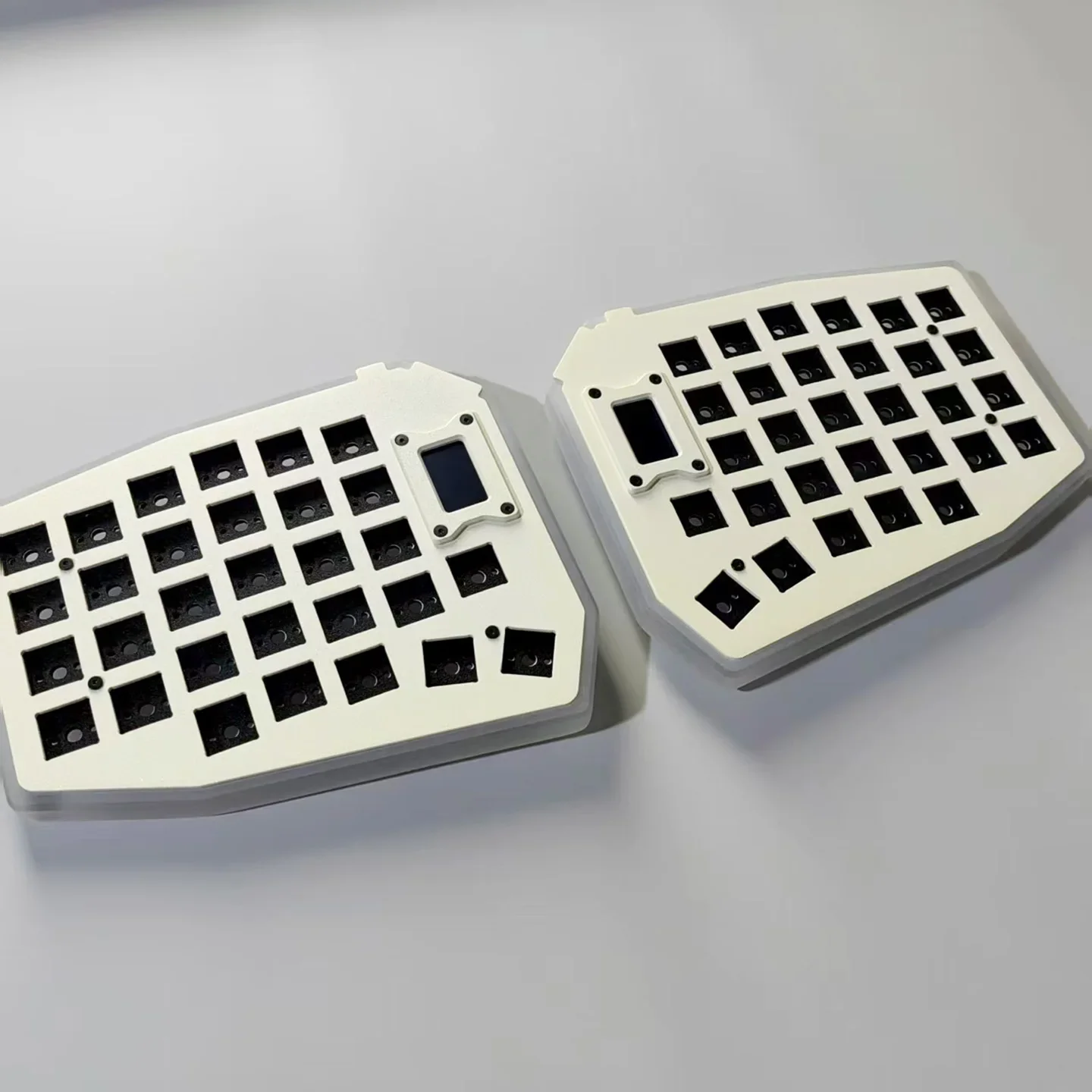 ชุดคีย์บอร์ดแบบแยกส่วน Sofle พร้อมหน้าจอ OLED แบบมีสาย DIY ปรับแต่งได้ผ่าน VIA RGB รองรับการเปลี่ยนสวิตช์แบบ Hot Swap คีย์บอร์ดเกมมิ่งแบบ Mechanical ดีไซน์ตามหลักสรีรศาสตร์ เหมาะสำหรับใช้ในสำนักงานหรือเป็นของขวัญ