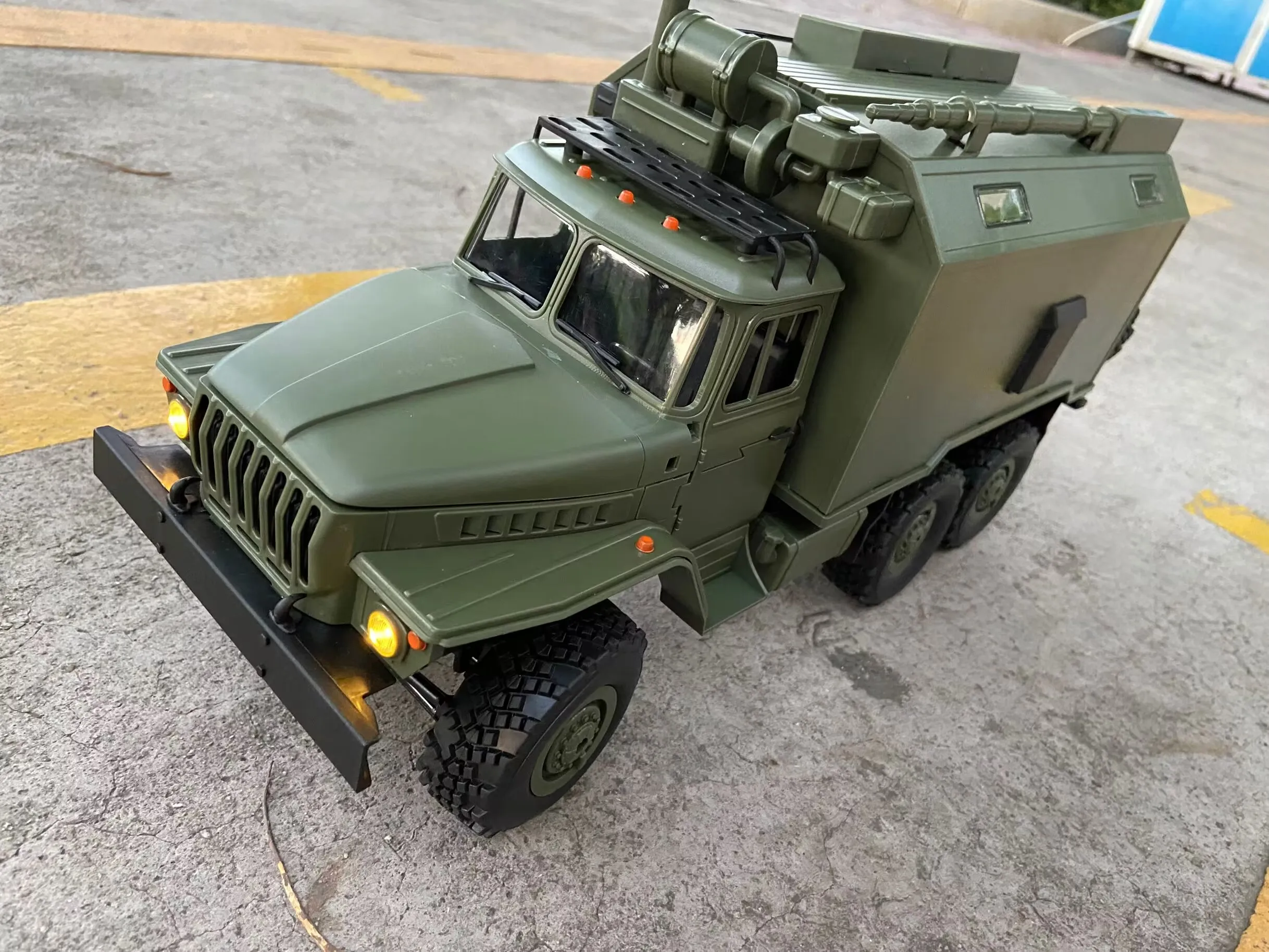 Armoured Vehicle Model Remote Control Retro Armored Personnel Carrier Model 2.4G Remote Control Military Model Pendulum RC Simul