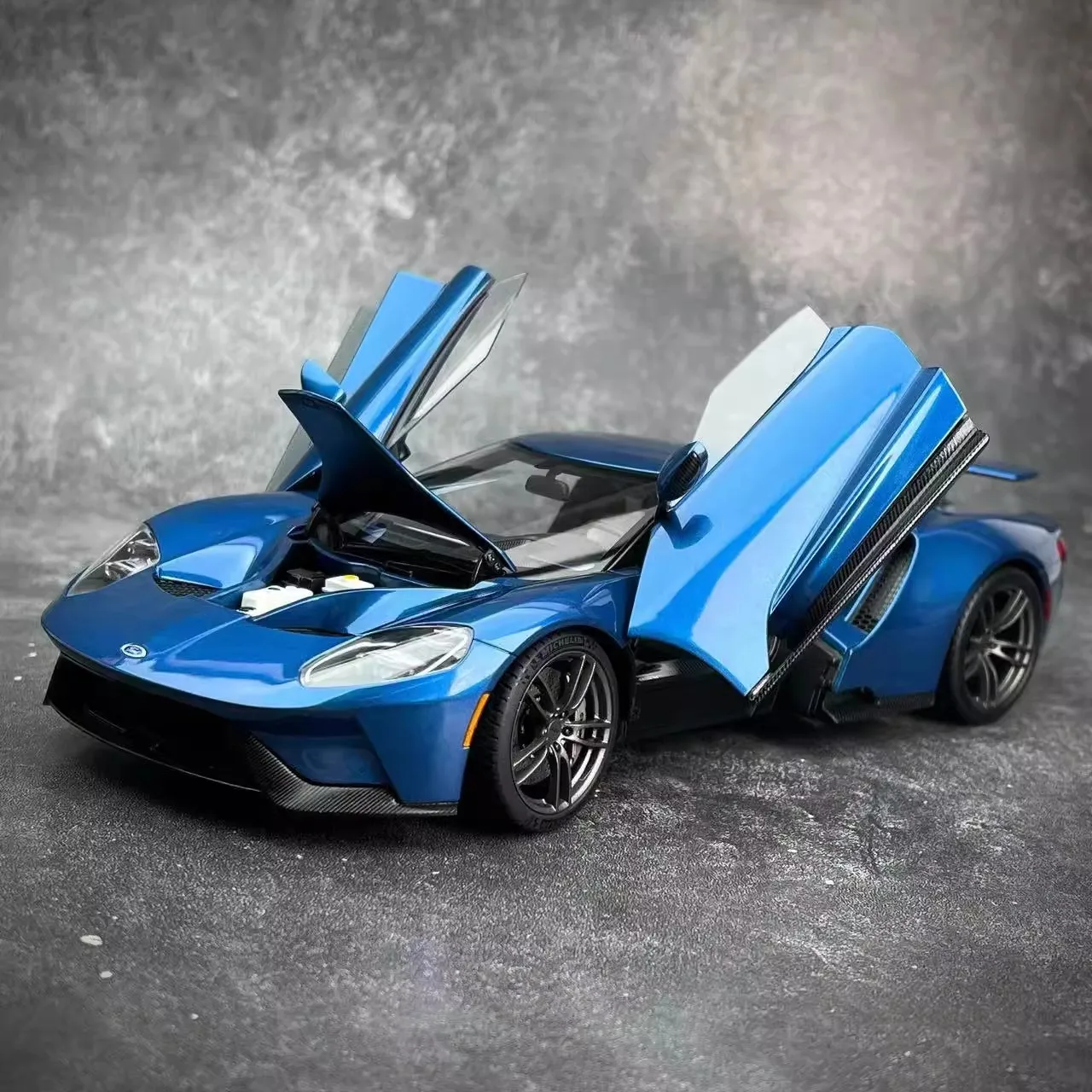 AUTOart 1/18 scale New Ford GT ABS material Full Open car model Static Display Holiday gift collection Sports car model