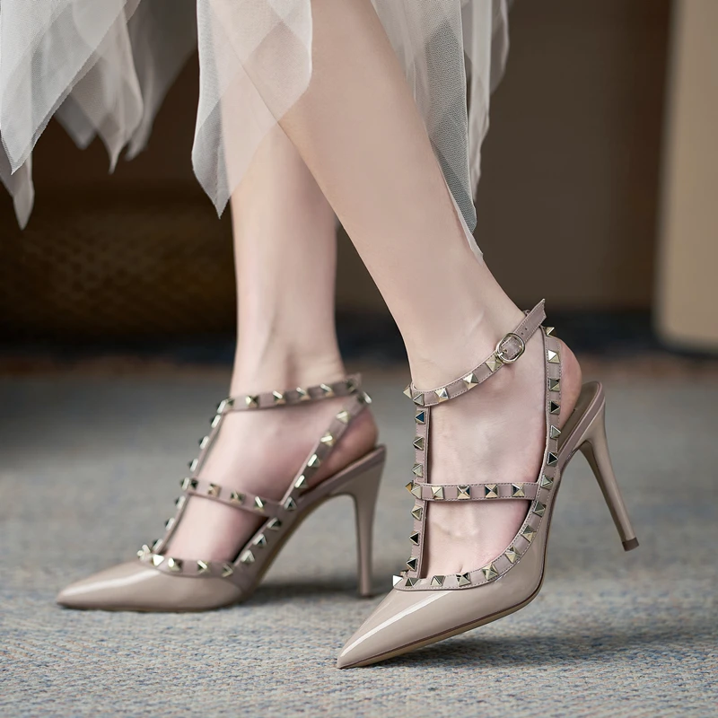 Sandálias femininas de salto alto, rebite de couro laca, sapatos de salto alto pontiagudos, preto, dourado, tendência feminina, moda verão, 2024