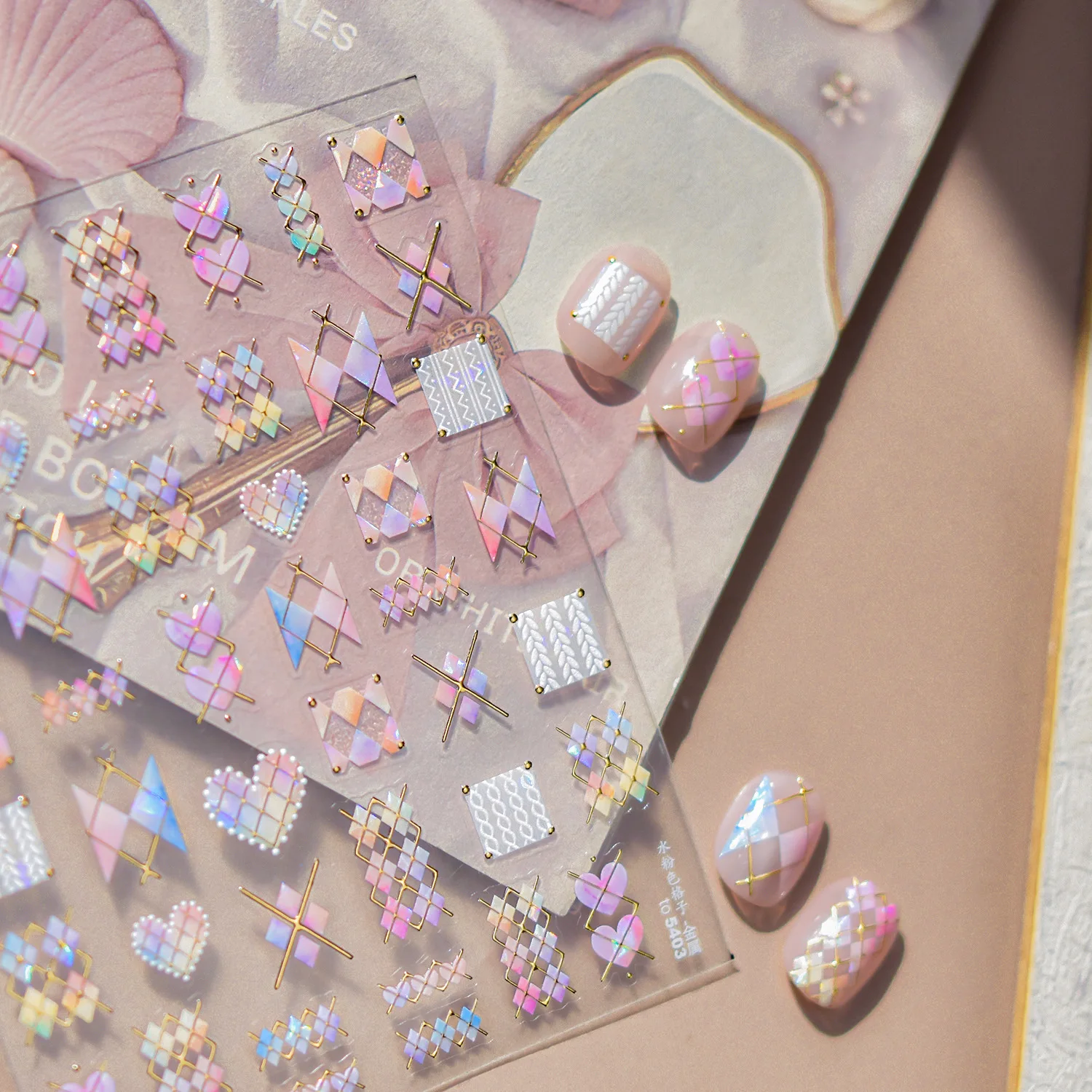 1 Stück 5D Goldgeprägte Nagelkunst-Aufkleber Luxuriöse Rosa Herzchen Karierte Dekorative Aufkleber Selbstklebende Nagelzubehör