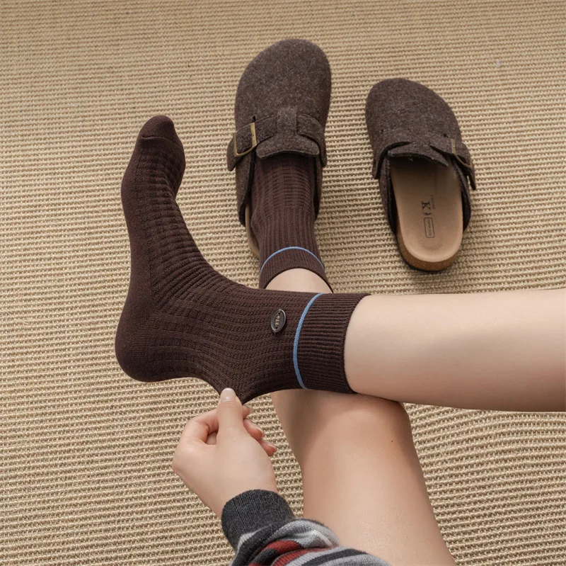 3 Paar Retro-Socken mit gepunkteten Streifen und Knöpfen für Damen, modische gestapelte Herbstsocken in Maillard-Braun-Farbblock-Design – Detail 10