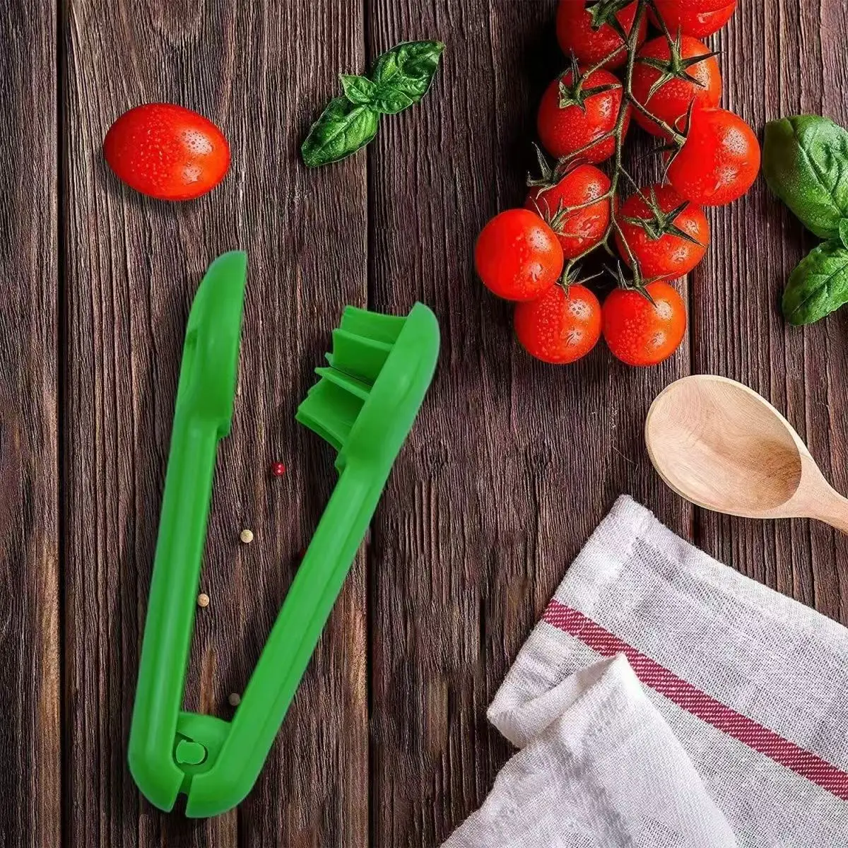 Grape slicer, fruit divider, blueberry, strawberry, cherry, convenient slicer, kitchen tool