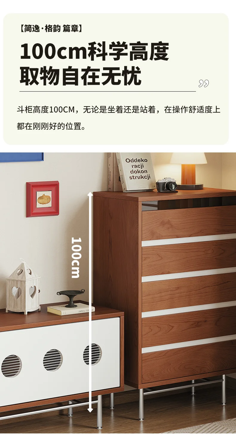 Commode de style rétro, armoire tout du sol au plafond en bois massif contre le mur, armoire latérale du canapé