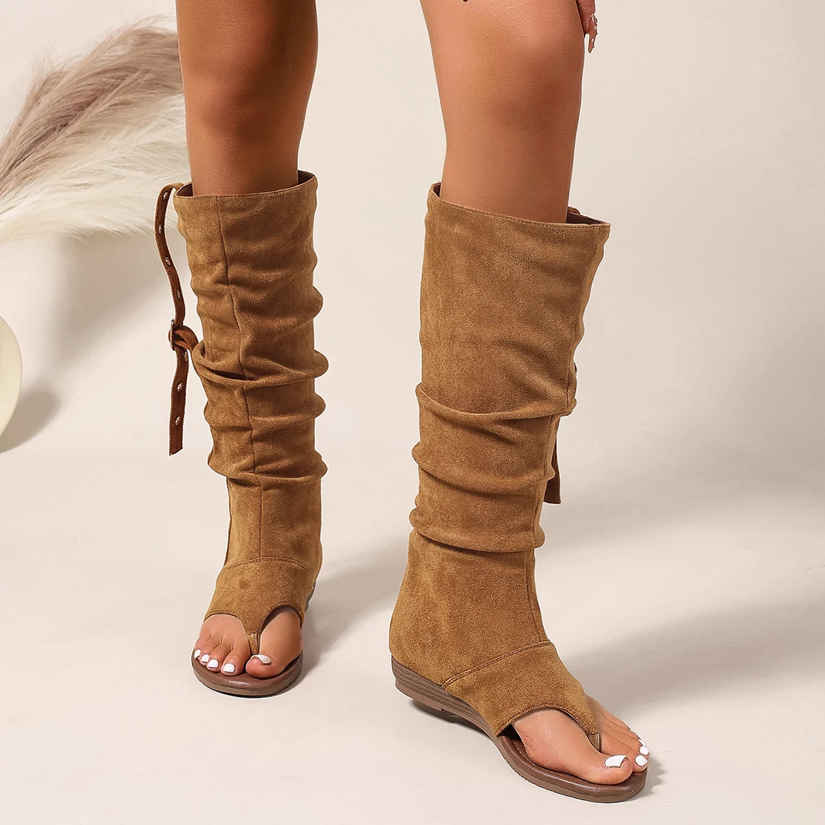 

Плиссированные модные однотонные простые женские ботинки до середины икры со стременами на одной ноге и регулируемой пряжкой