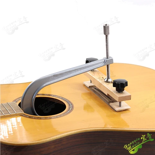 Imagen 1 del producto Herramienta de puente de guitarra clásica hecha a mano, abrazadera de garganta profunda de hierro y madera de arce duro para puente de guitarra, accesorio de madera en forma de F, 1 Uds.