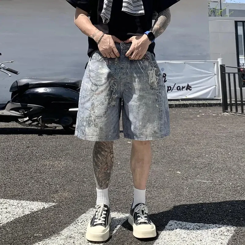 

Мужские винтажные джинсовые шорты с эффектом потертости, с цепями и граффити-принтом, свободные широкие полубрюки в уличном стиле, повседневные ретро-шорты для лета