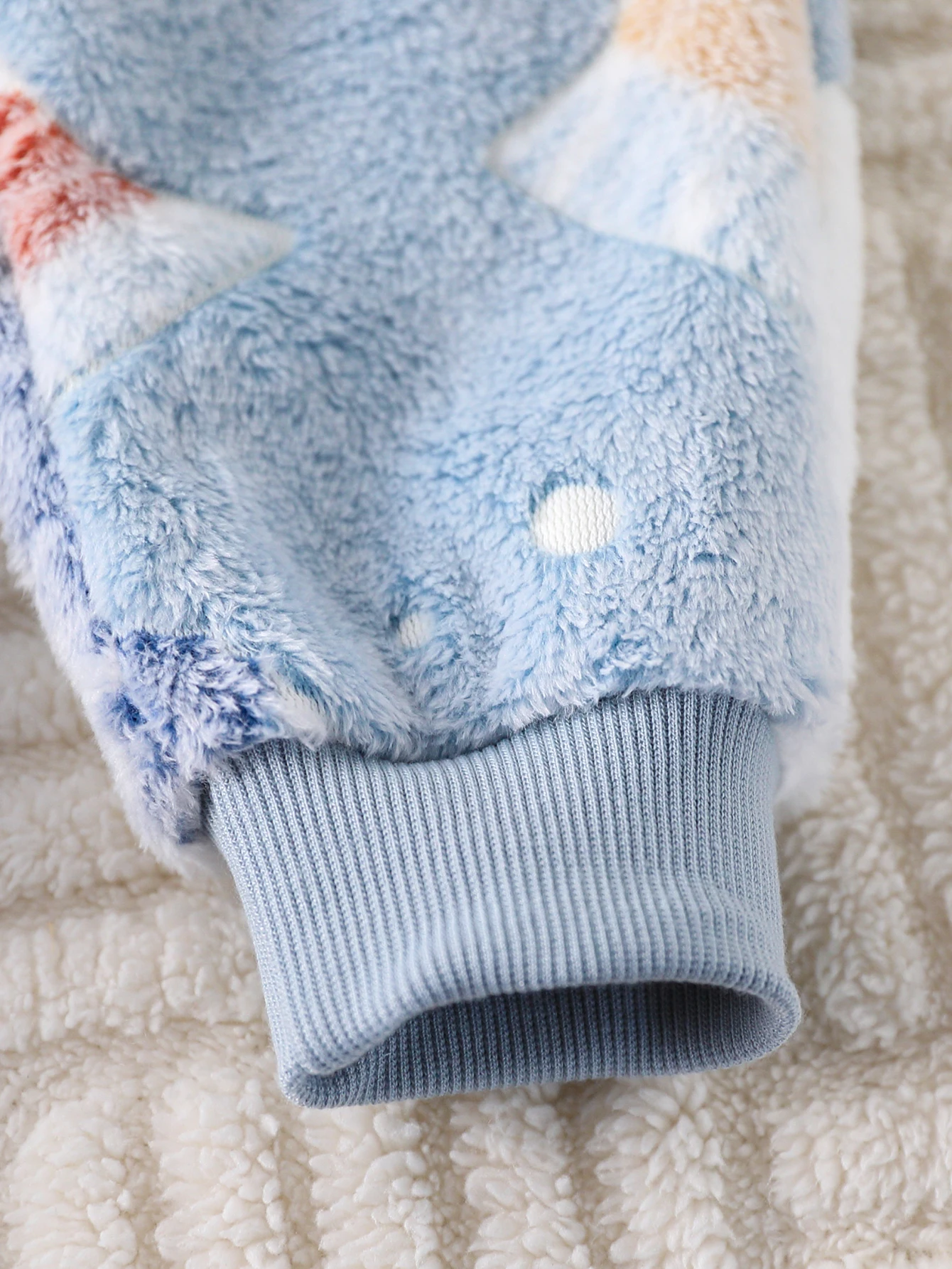 2-teiliges Set für Babys: Lässiges, süßes Oberteil mit Rundhalsausschnitt und langen Ärmeln, verziert mit einem niedlichen Cartoon-Motiv, und eine weiche Hose mit Kordelzug, ideal für den Winter. – Detail 7