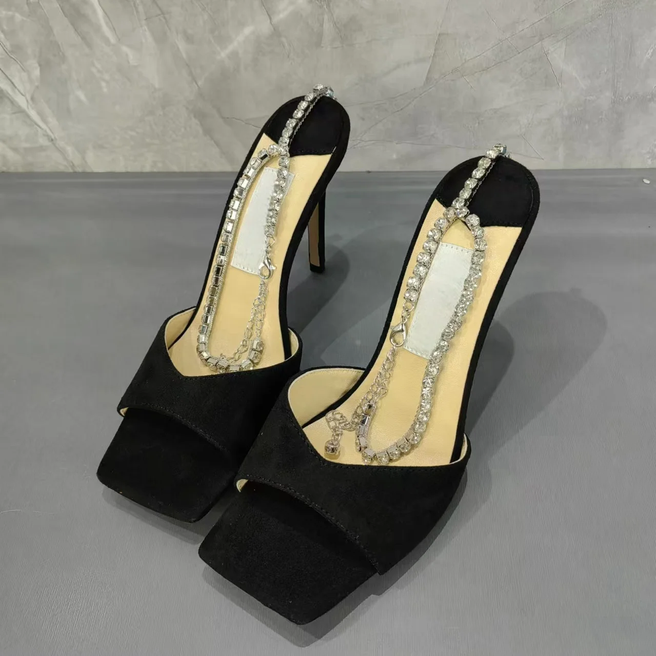 

Весна 2024, новые черные замшевые женские сандалии с украшением в виде бриллиантовой цепочки, элегантная женская обувь на шпильке с квадратным носком, большие размеры