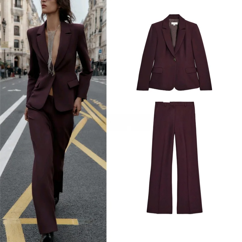 

Женский деловой костюм: приталенный пиджак с длинными рукавами и подплечниками, брюки с высокой талией и прямым кроем.