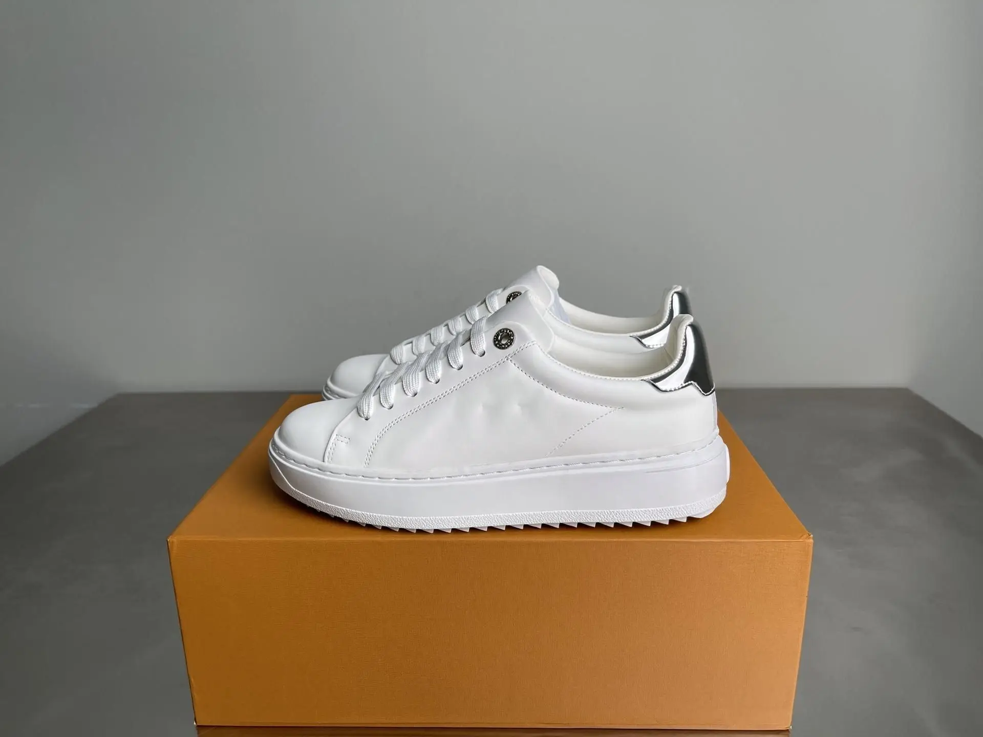 Unisex Classic All‑White Casual Board Shoes Lace‑Up Lightweight Rubber Outsole Streetwear Sneakers For Male Female