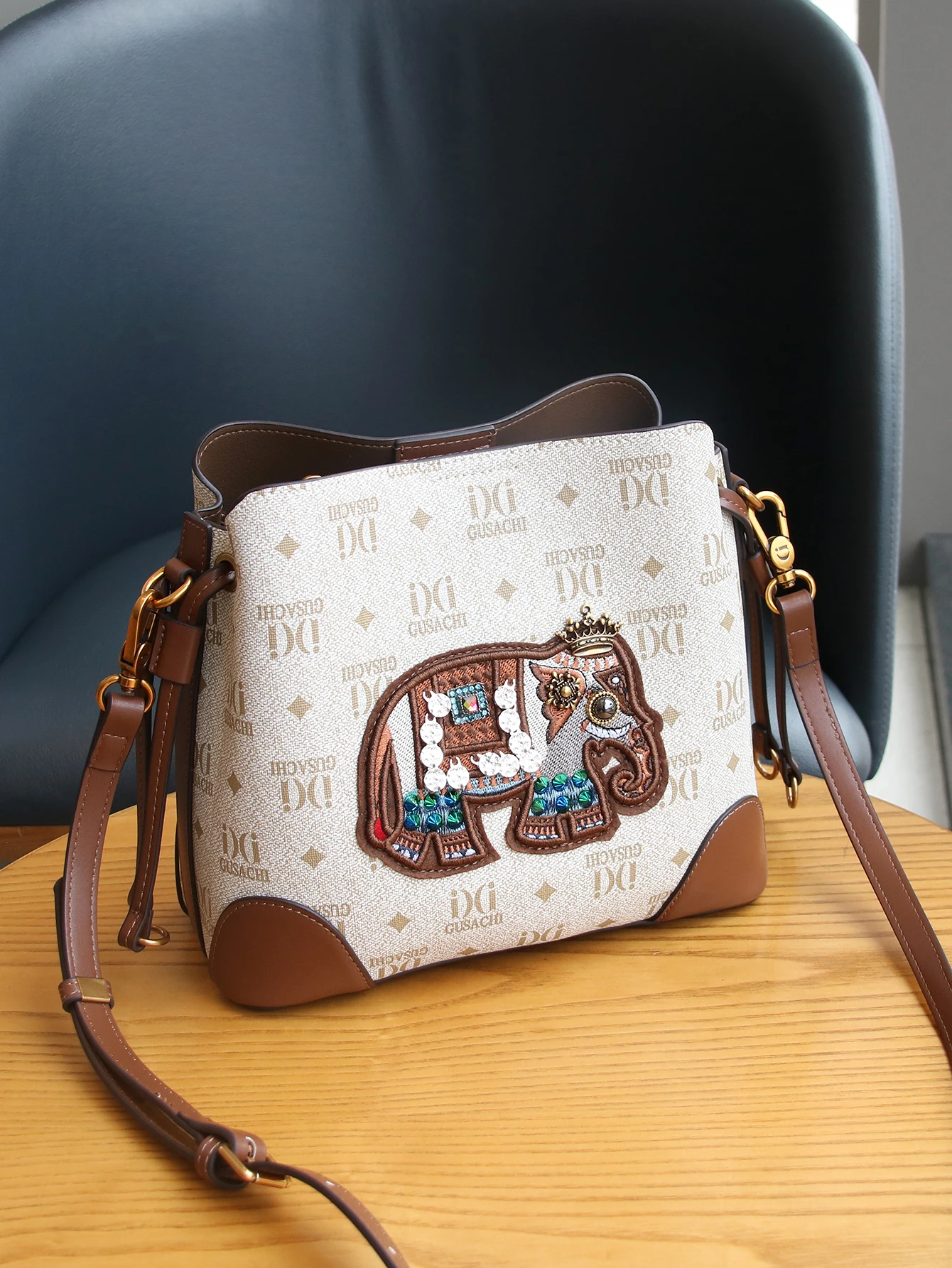 

2025 Retro and Newly Trendy Handheld Bucket Bag with Unique Elephant Beading and Embroidery Design Women's Fashion Shoulder Bag