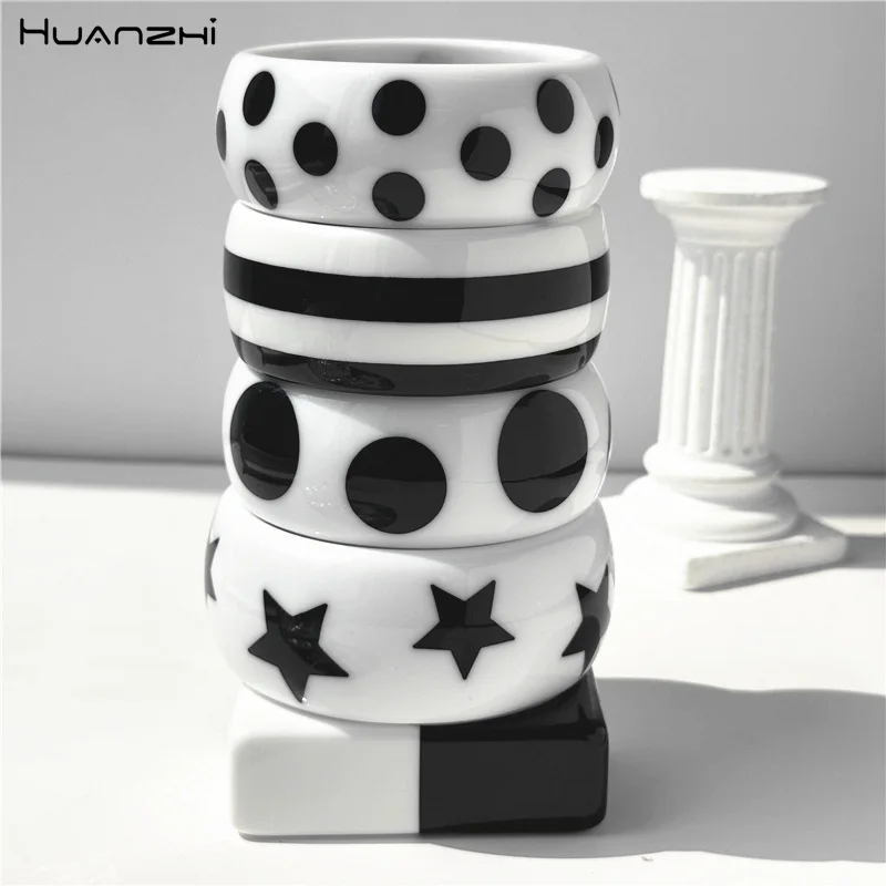 HUANZHI Y2K Minimalistischer Millennium-Stil, schwarzer Polka Dot, Stern, weiß, breites Manschettenarmband, klobiger Vintage-Armreif für Damen, Schmuck