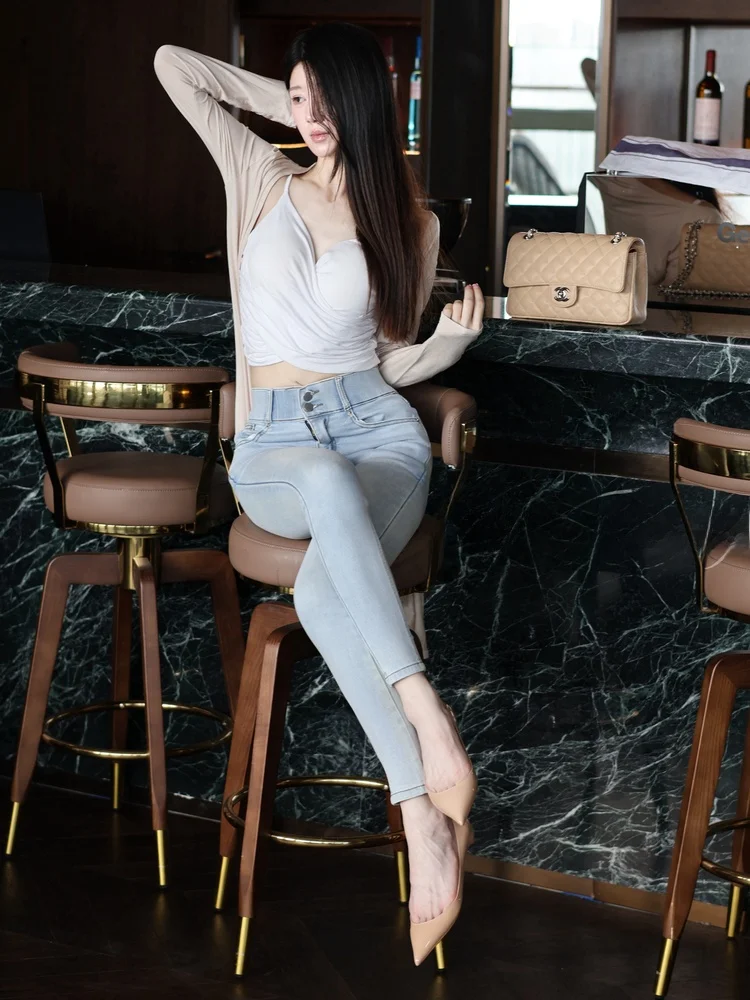

Slim Fit Elastic Denim Jeans High Waist Zipper Casual Sle with Hip Padding Ladies' Autumn Faion plus Size Light Blue