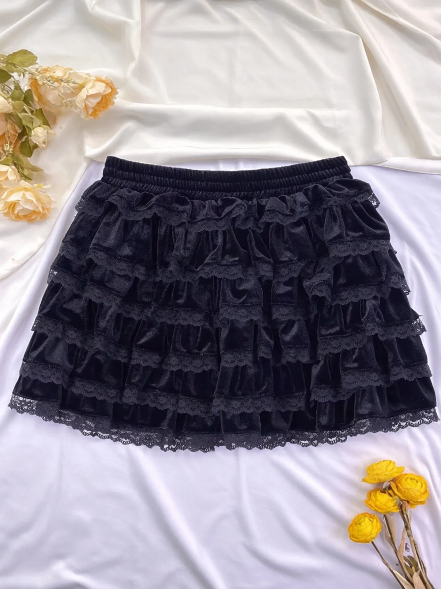 

Элегантная вельветовая короткая юбка с кружевной отделкой для женщин: модная, весенняя, для повседневной носки, комфортная посадка